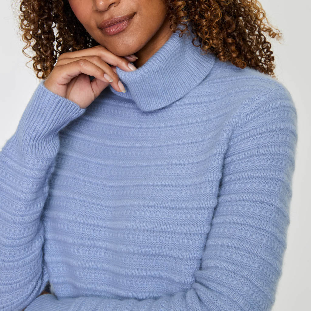 LUXE TEXTURED TURTLENECK