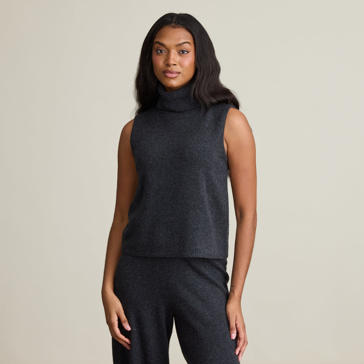 SLEEVELESS TURTLENECK