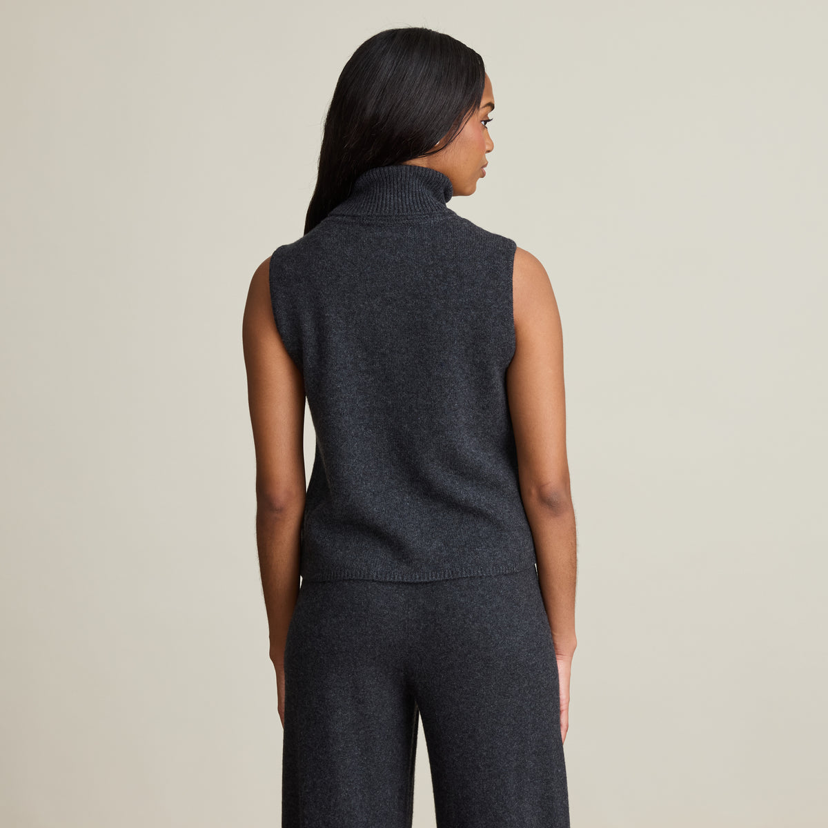 SLEEVELESS TURTLENECK